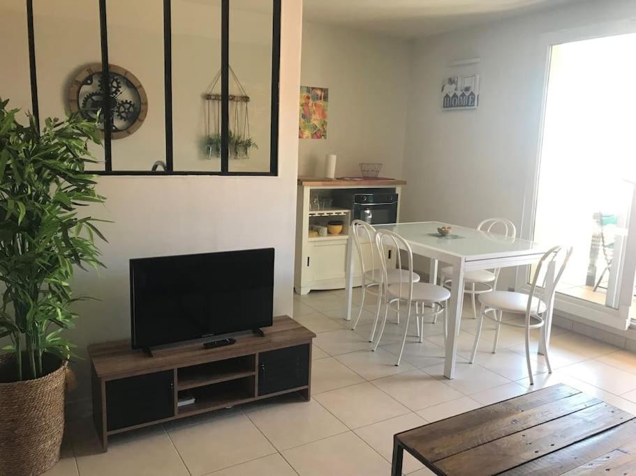 Apartment T2 2/6 P Clim Vue Piscine Parking Prive A Pied